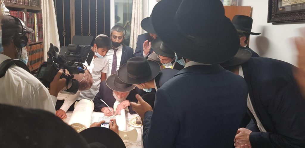 תיעוד: הכנסת ספר תורה לבית המדרש 'זכות אבות' ברוממה