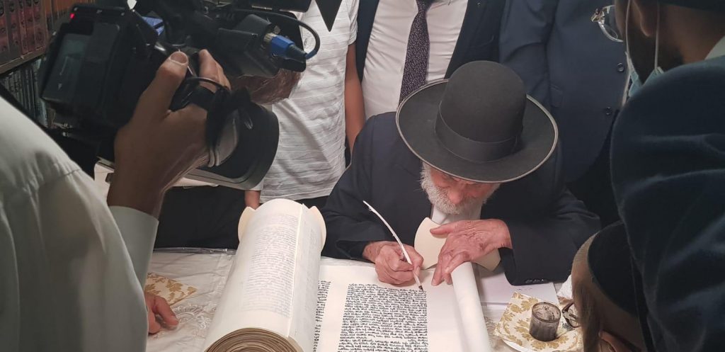 תיעוד: הכנסת ספר תורה לבית המדרש 'זכות אבות' ברוממה
