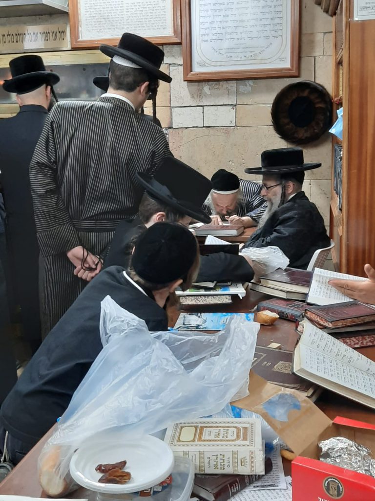 תיעוד ממירון: לאחר חצות הלילה גאב"ד קארלסבורג שקוע בלימוד