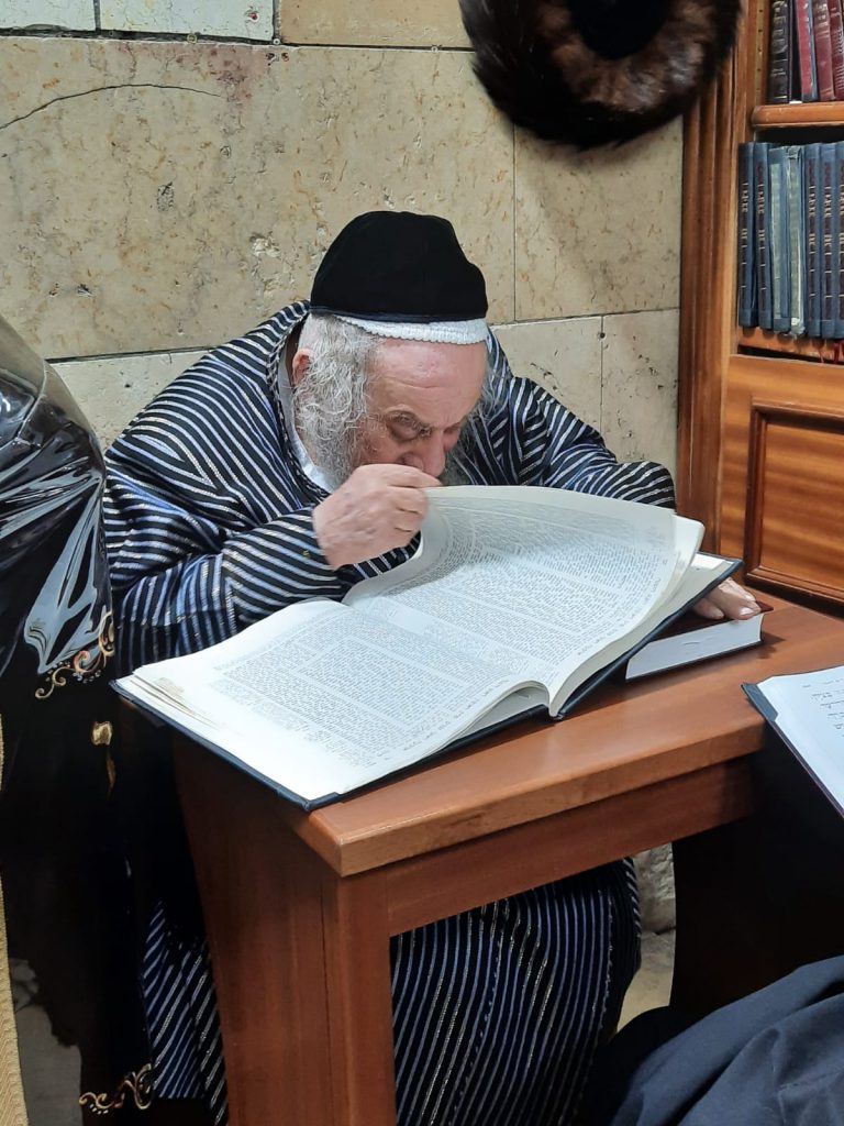 תיעוד ממירון: לאחר חצות הלילה גאב"ד קארלסבורג שקוע בלימוד