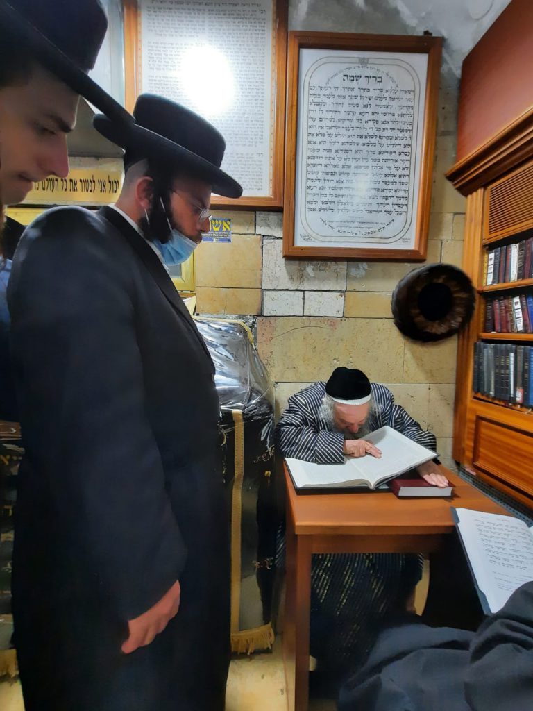 תיעוד ממירון: לאחר חצות הלילה גאב"ד קארלסבורג שקוע בלימוד