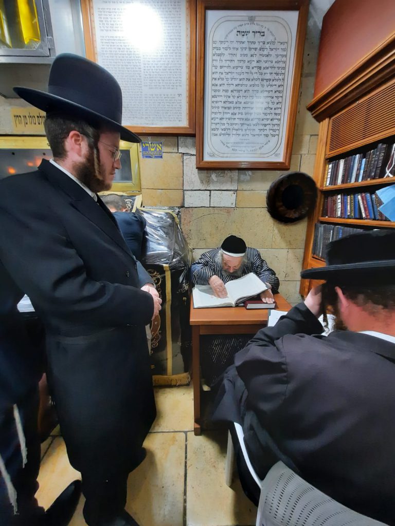 תיעוד ממירון: לאחר חצות הלילה גאב"ד קארלסבורג שקוע בלימוד