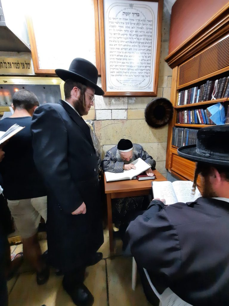 תיעוד ממירון: לאחר חצות הלילה גאב"ד קארלסבורג שקוע בלימוד