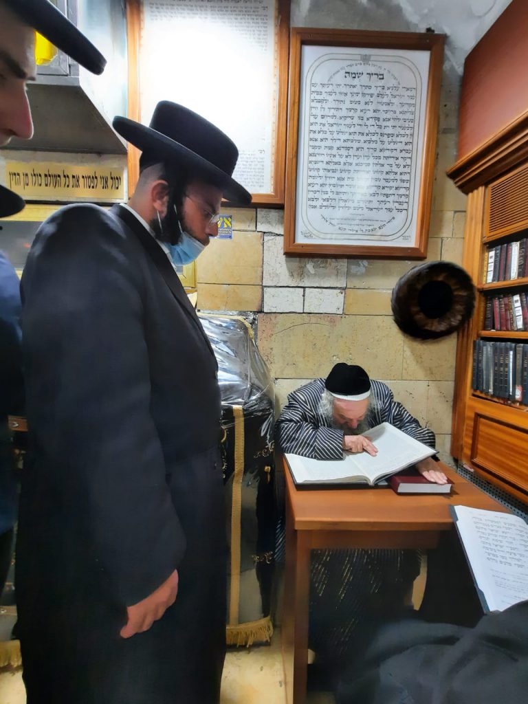 תיעוד ממירון: לאחר חצות הלילה גאב"ד קארלסבורג שקוע בלימוד