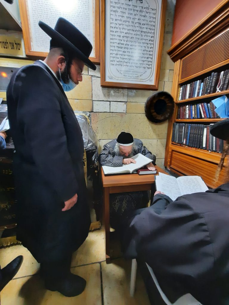 תיעוד ממירון: לאחר חצות הלילה גאב"ד קארלסבורג שקוע בלימוד