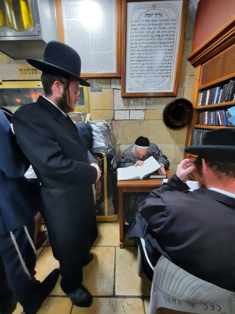 תיעוד ממירון: לאחר חצות הלילה גאב"ד קארלסבורג שקוע בלימוד