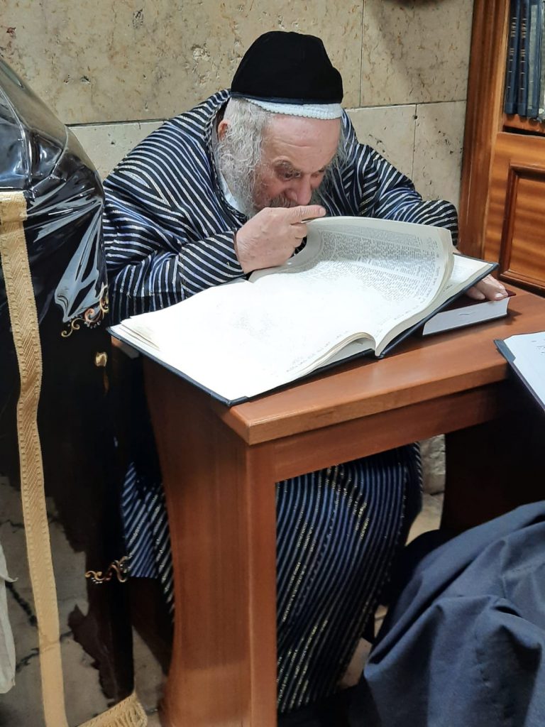 תיעוד ממירון: לאחר חצות הלילה גאב"ד קארלסבורג שקוע בלימוד