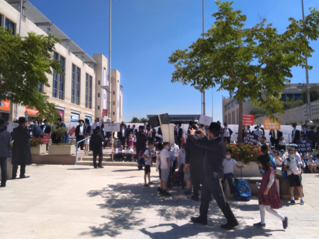 צפו: ילדי החיידר מגילה פתחו את א' אלול בכיכר ספרא