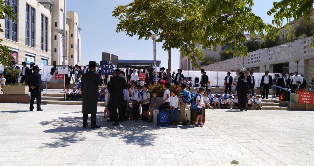 צפו: ילדי החיידר מגילה פתחו את א' אלול בכיכר ספרא