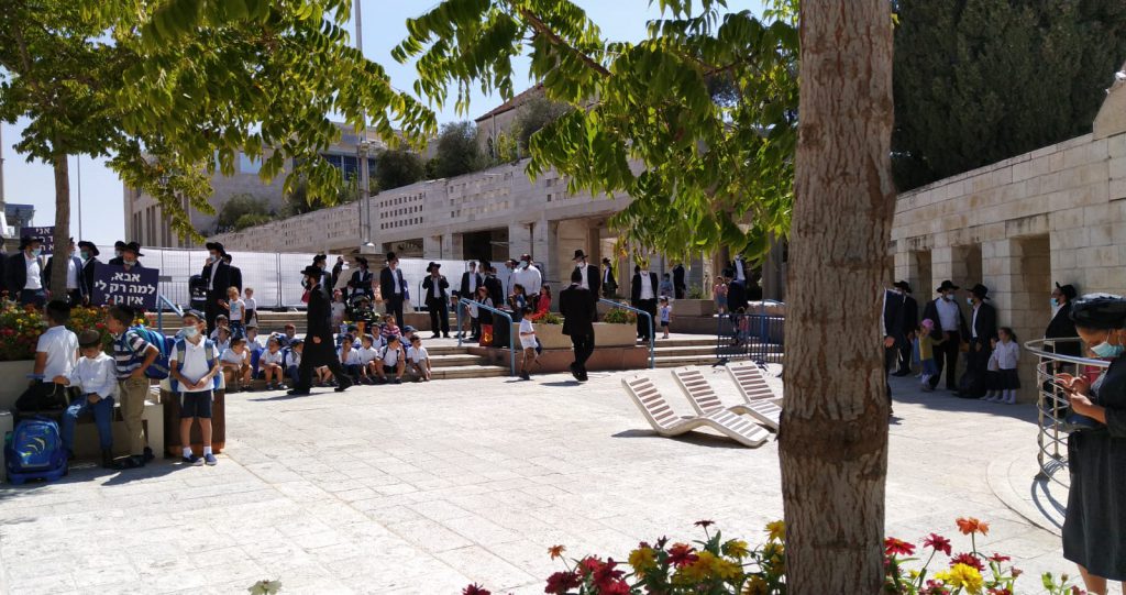 צפו: ילדי החיידר מגילה פתחו את א' אלול בכיכר ספרא