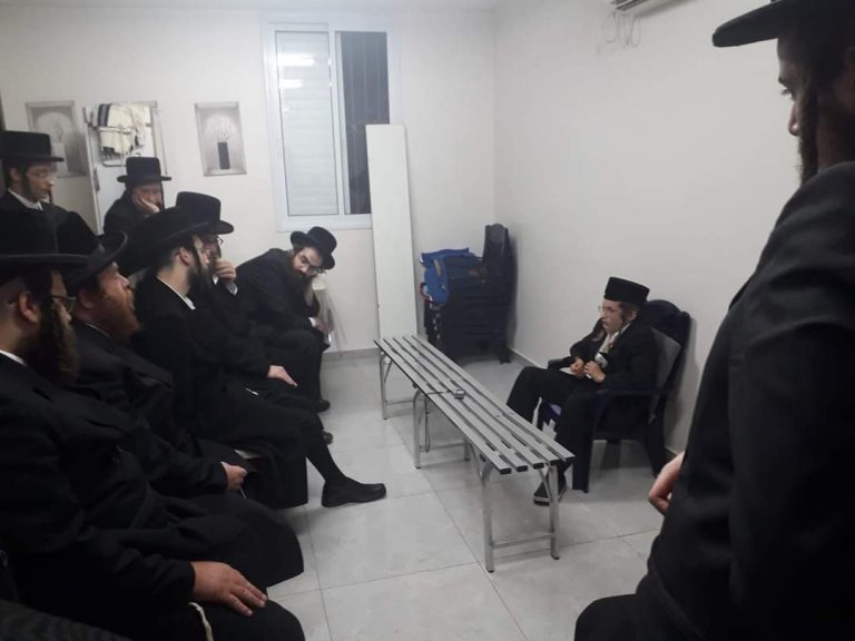 תמונה מחרידה: הילד יושב שבעה לבדו