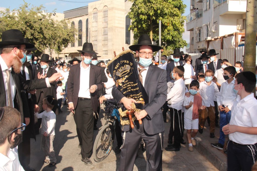 הכנסת ספר תורה וחנוכת הבית בקהילת קצות החושן במודיעין עילית הכנסת ספר תורה וחנוכת הבית בקהילת קצות החושן במודיעין עילית