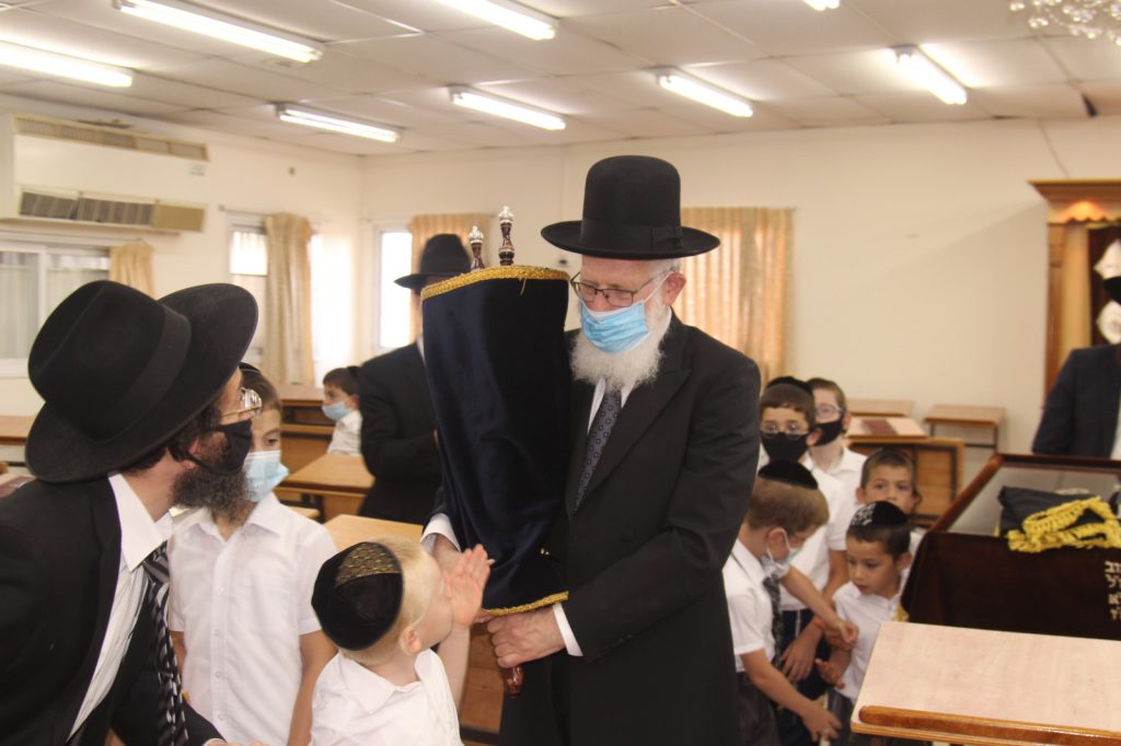 הכנסת ספר תורה וחנוכת הבית בקהילת קצות החושן במודיעין עילית הכנסת ספר תורה וחנוכת הבית בקהילת קצות החושן במודיעין עילית