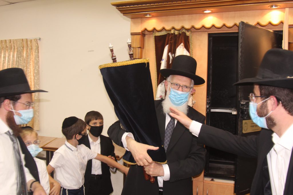 הכנסת ספר תורה וחנוכת הבית בקהילת קצות החושן במודיעין עילית הכנסת ספר תורה וחנוכת הבית בקהילת קצות החושן במודיעין עילית