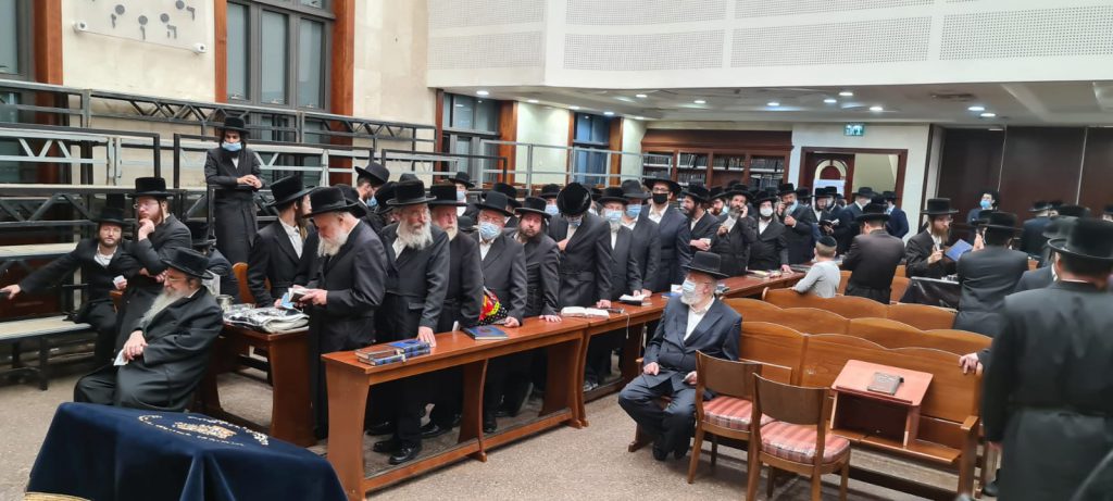 תיעוד: זקני חסידות סאדיגורה ממתינים לכניסה לחדר האדמו"ר
