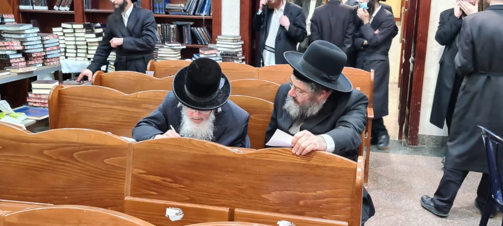 תיעוד: זקני חסידות סאדיגורה ממתינים לכניסה לחדר האדמו"ר