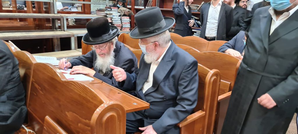 תיעוד: זקני חסידות סאדיגורה ממתינים לכניסה לחדר האדמו"ר