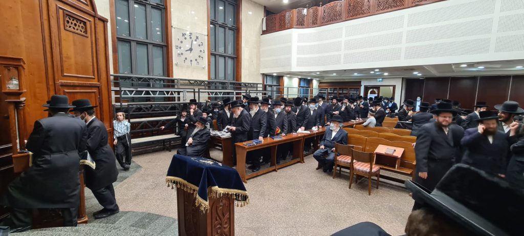 תיעוד: זקני חסידות סאדיגורה ממתינים לכניסה לחדר האדמו"ר