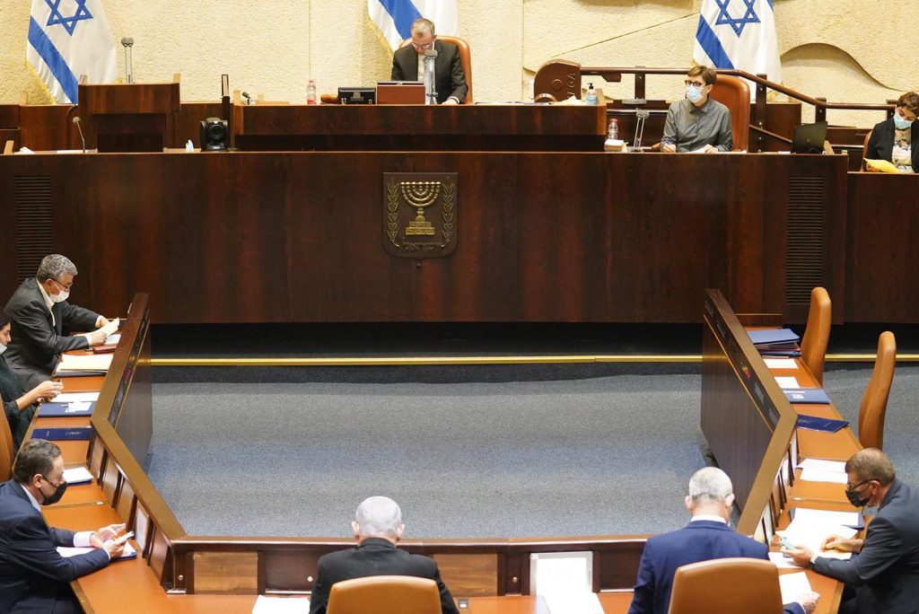 הכנסת לא מתפזרת: חוק דחיית תקציב המדינה עבר: 63 בעד 36