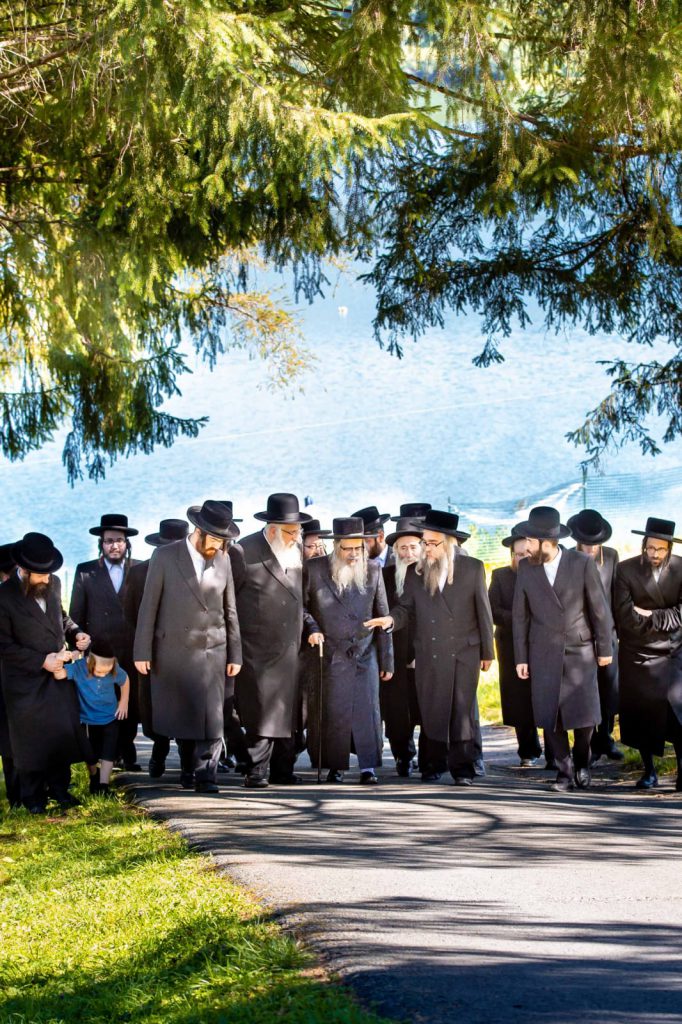 רחוק ממגבלות הקורונה: ביקור האדמו"ר מסאטמר במחנה הקיץ בפנסילבניה