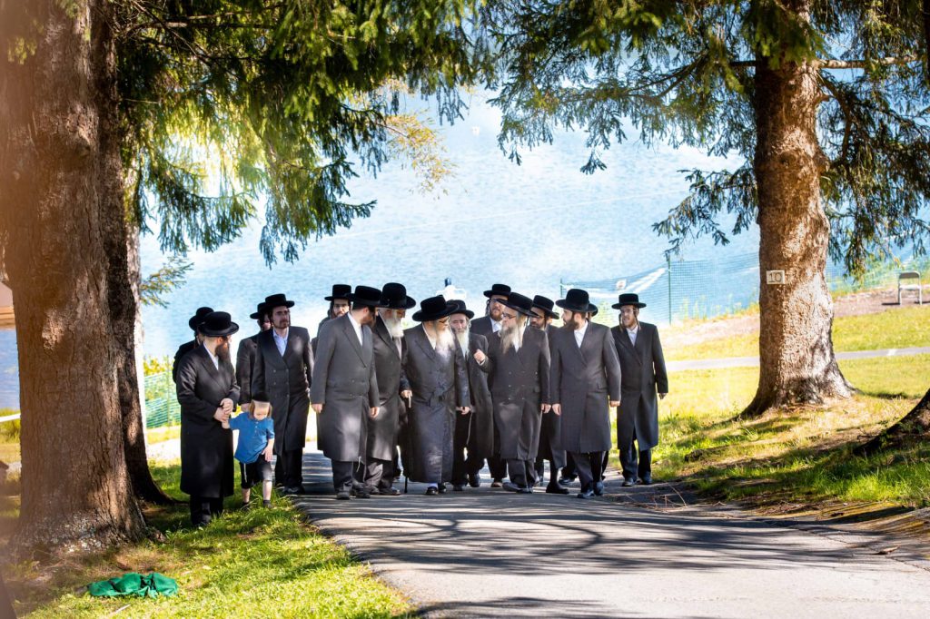 רחוק ממגבלות הקורונה: ביקור האדמו"ר מסאטמר במחנה הקיץ בפנסילבניה