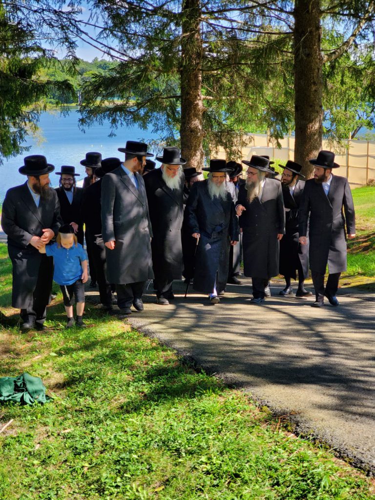 רחוק ממגבלות הקורונה: ביקור האדמו"ר מסאטמר במחנה הקיץ בפנסילבניה