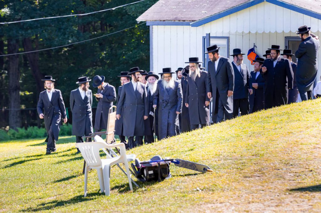 רחוק ממגבלות הקורונה: ביקור האדמו"ר מסאטמר במחנה הקיץ בפנסילבניה