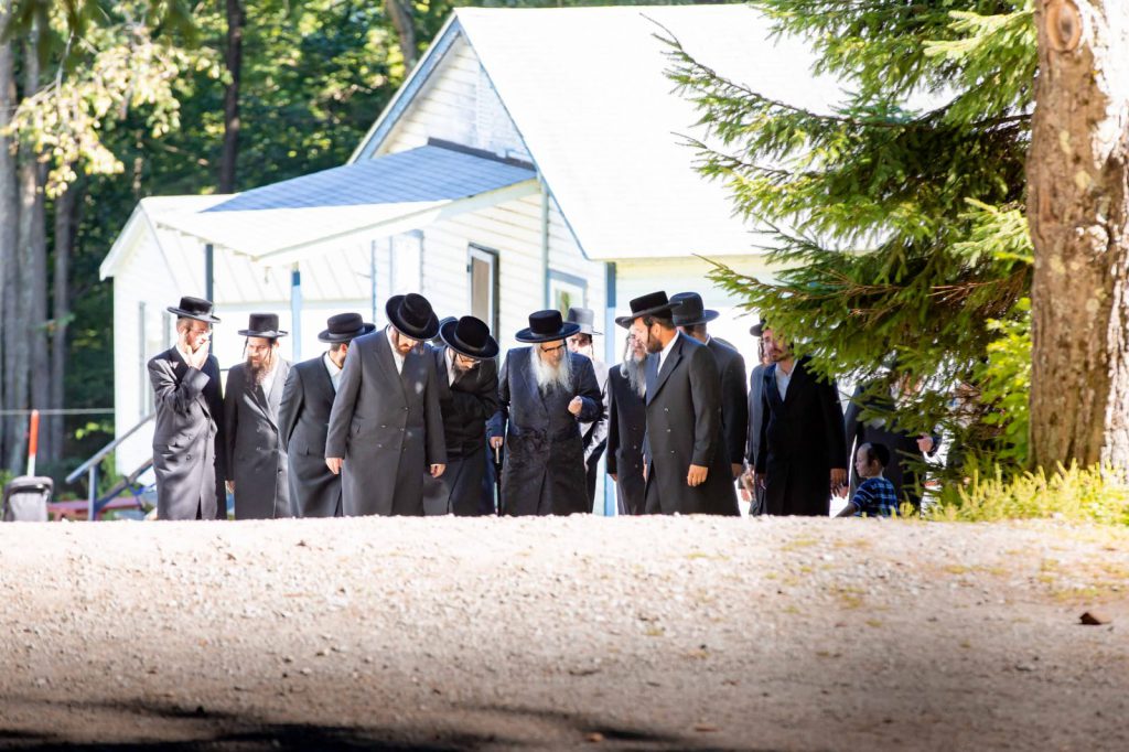 רחוק ממגבלות הקורונה: ביקור האדמו"ר מסאטמר במחנה הקיץ בפנסילבניה