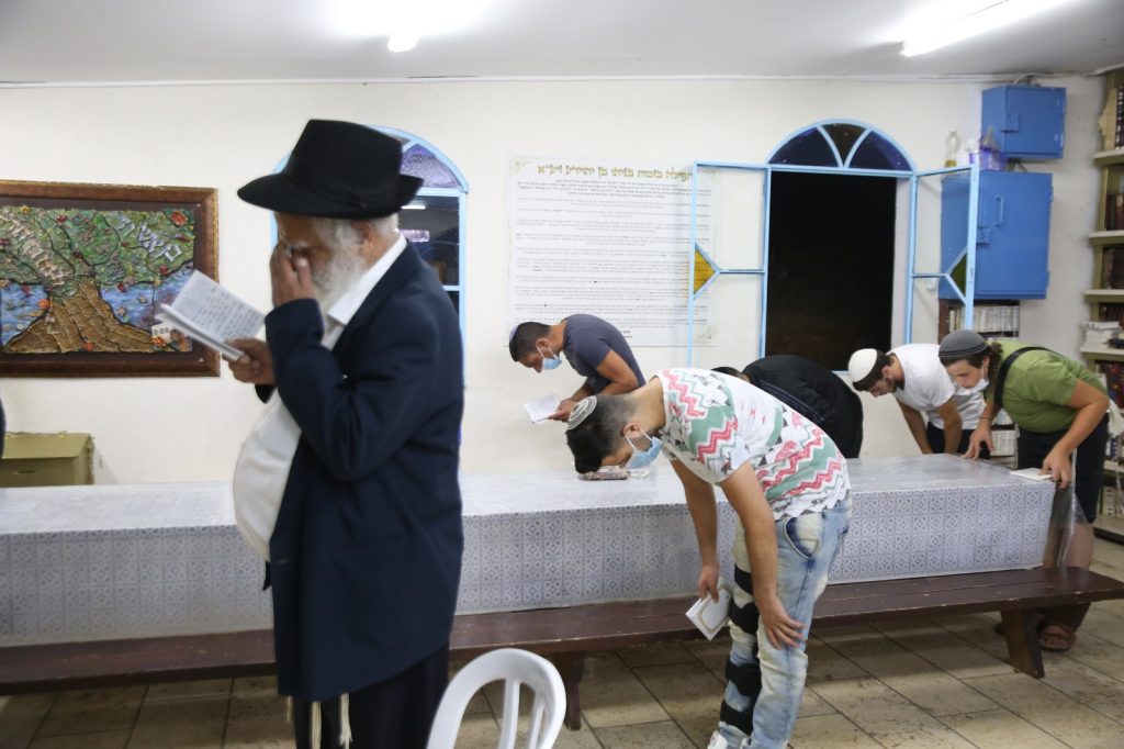 תיעוד: סליחות בקבר בניהו בן יהוידע בביריה