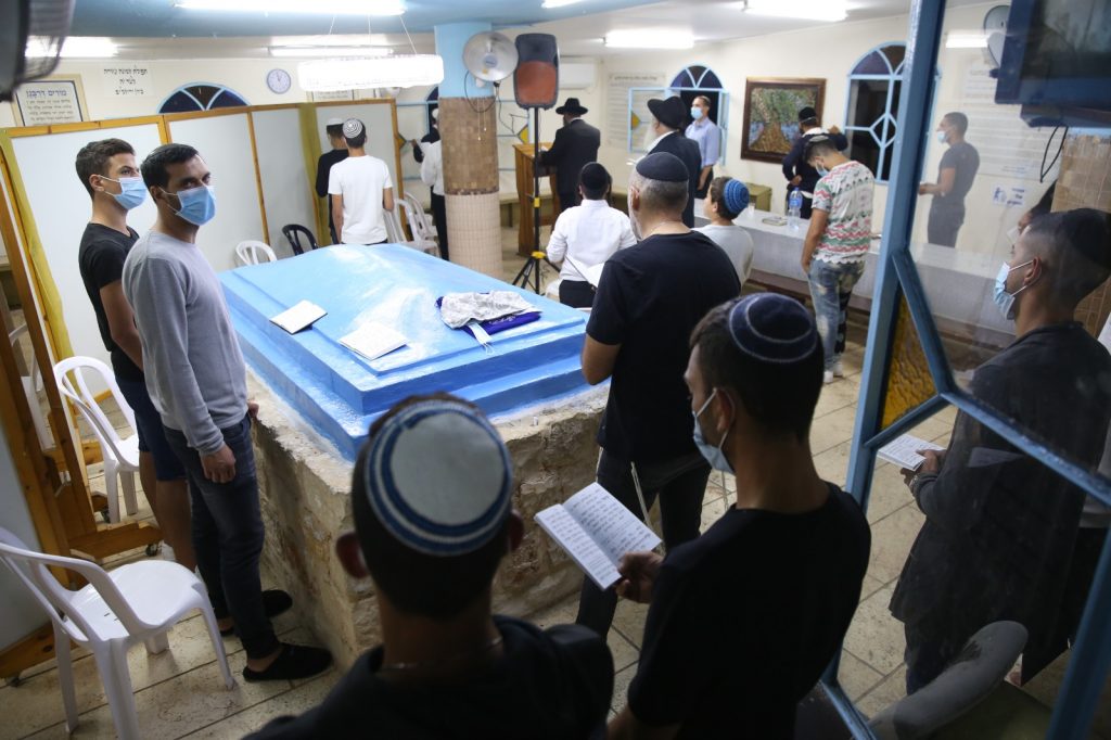 תיעוד: סליחות בקבר בניהו בן יהוידע בביריה