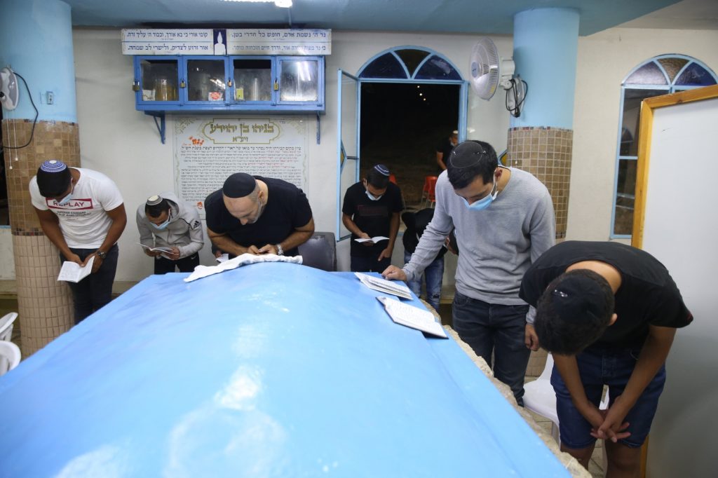 תיעוד: סליחות בקבר בניהו בן יהוידע בביריה