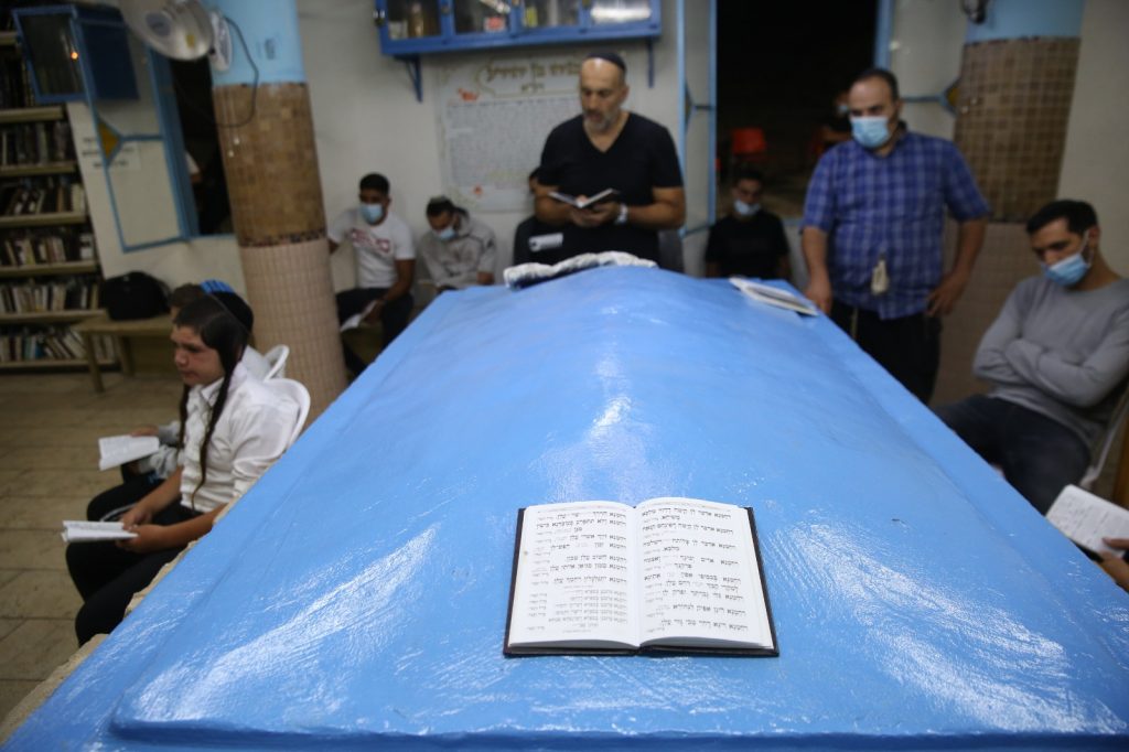 תיעוד: סליחות בקבר בניהו בן יהוידע בביריה