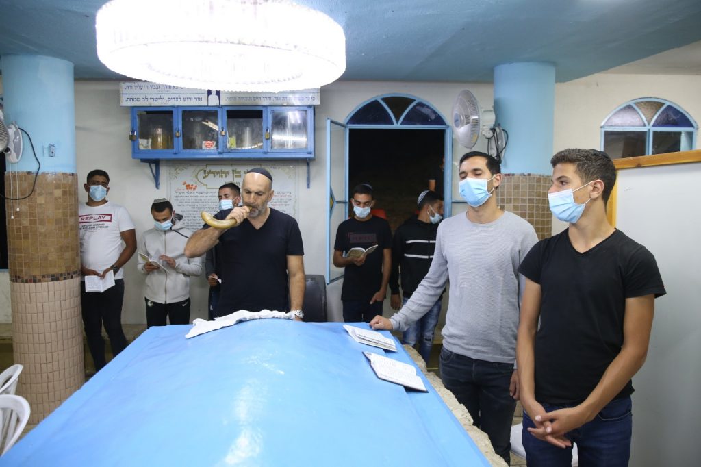 תיעוד: סליחות בקבר בניהו בן יהוידע בביריה