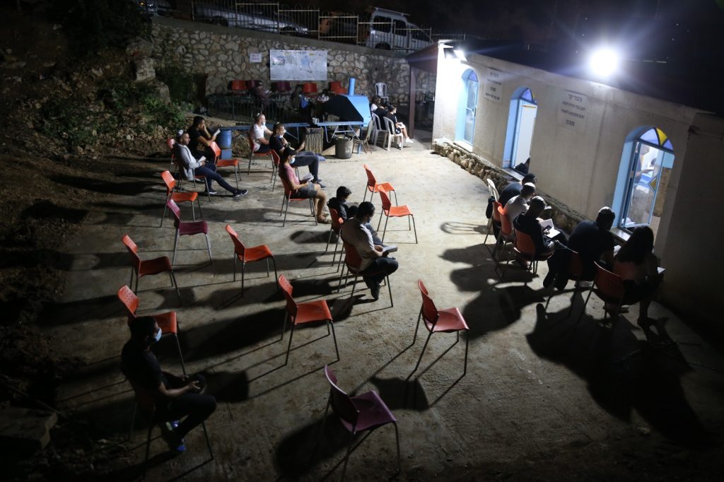 תיעוד: סליחות בקבר בניהו בן יהוידע בביריה