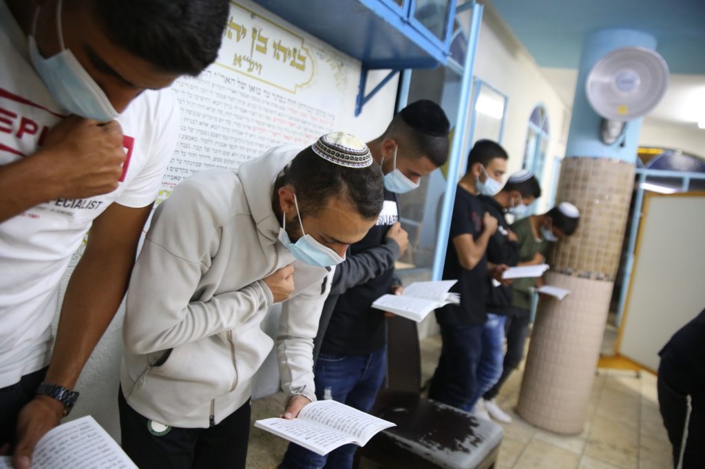 תיעוד: סליחות בקבר בניהו בן יהוידע בביריה