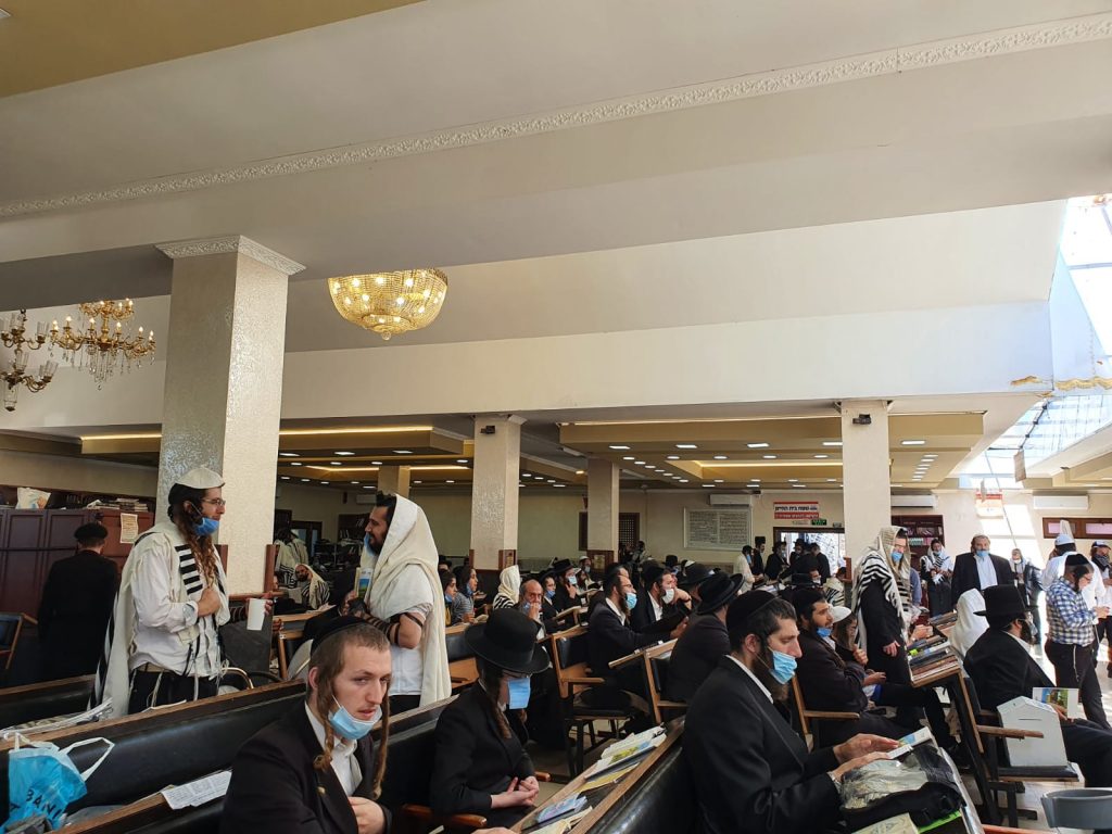 עם ריחוק חברתי ומסכות: התפילות בציון רבי נחמן באומן • צפו עם ריחוק חברתי ומסכות: התפילות בציון רבי נחמן באומן • צפו