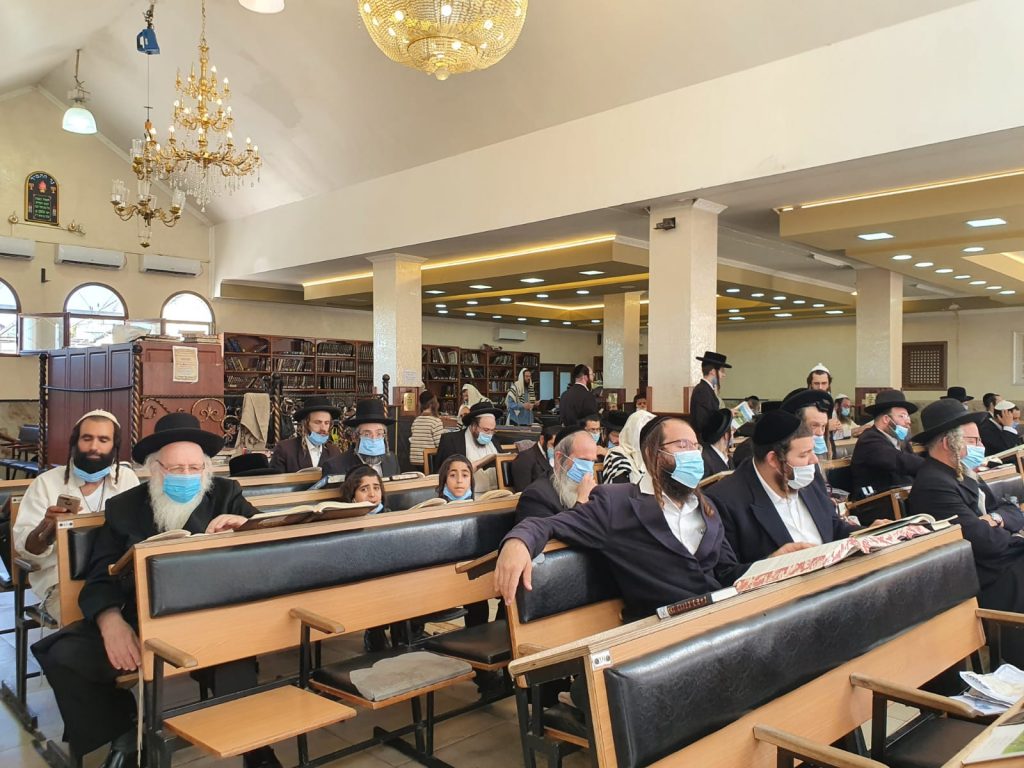 עם ריחוק חברתי ומסכות: התפילות בציון רבי נחמן באומן • צפו עם ריחוק חברתי ומסכות: התפילות בציון רבי נחמן באומן • צפו