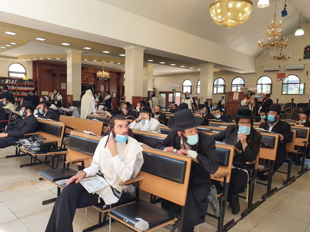 עם ריחוק חברתי ומסכות: התפילות בציון רבי נחמן באומן • צפו עם ריחוק חברתי ומסכות: התפילות בציון רבי נחמן באומן • צפו