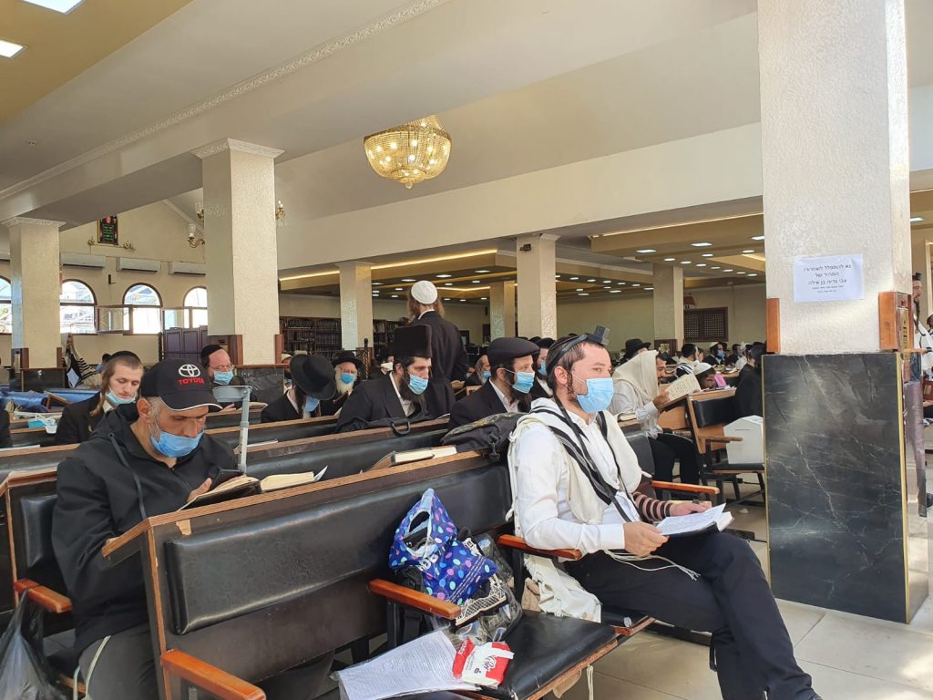 עם ריחוק חברתי ומסכות: התפילות בציון רבי נחמן באומן • צפו עם ריחוק חברתי ומסכות: התפילות בציון רבי נחמן באומן • צפו