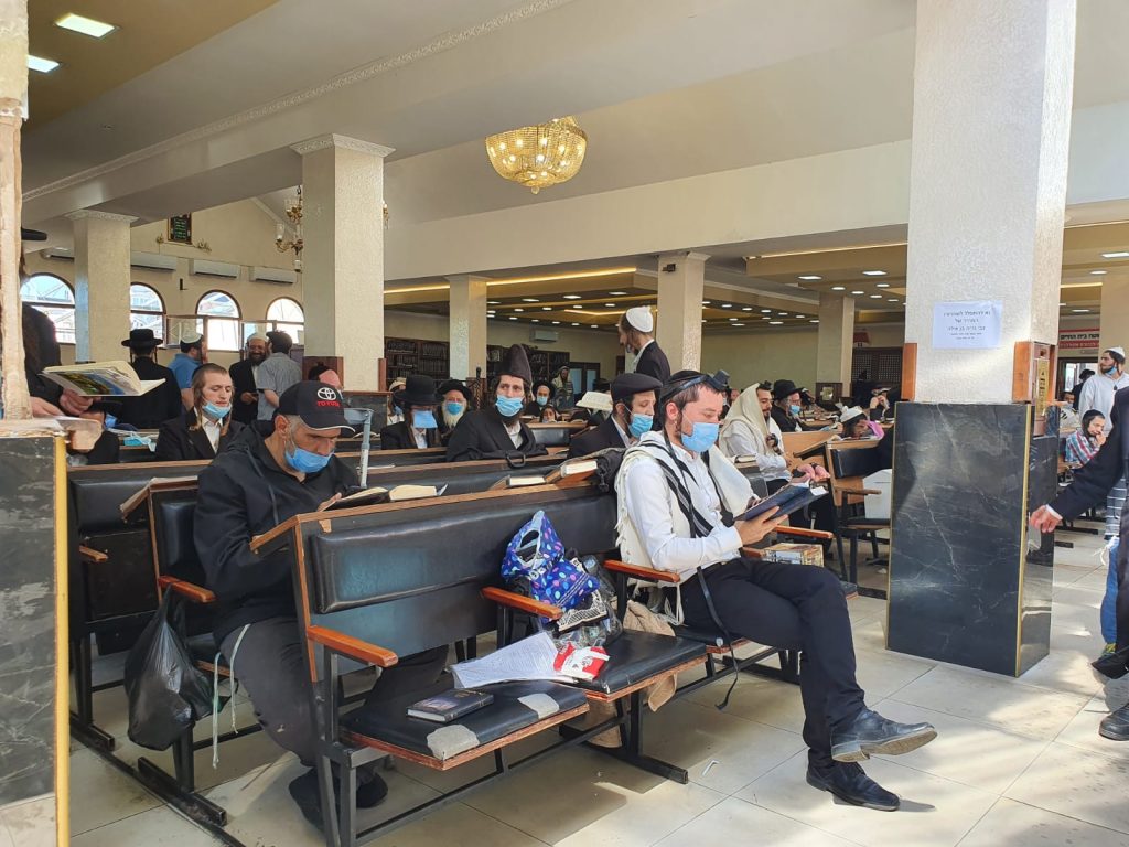 עם ריחוק חברתי ומסכות: התפילות בציון רבי נחמן באומן • צפו עם ריחוק חברתי ומסכות: התפילות בציון רבי נחמן באומן • צפו