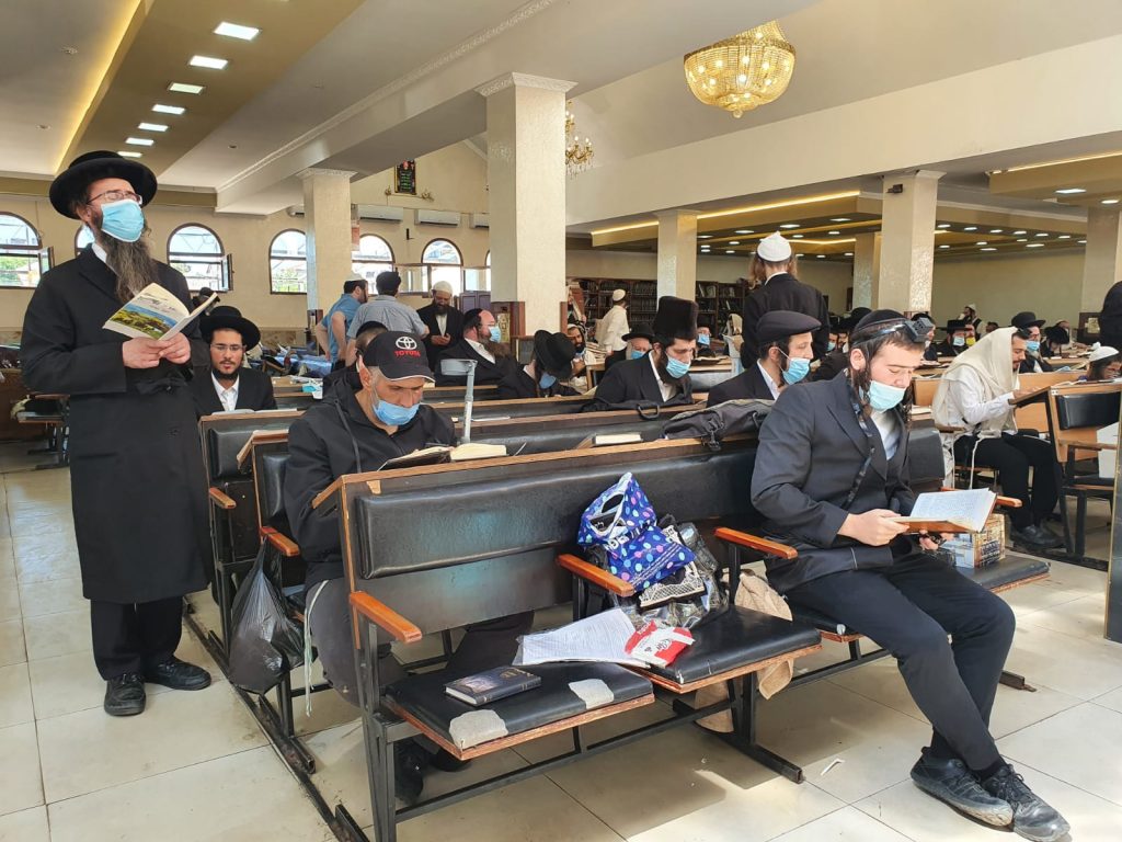 עם ריחוק חברתי ומסכות: התפילות בציון רבי נחמן באומן • צפו עם ריחוק חברתי ומסכות: התפילות בציון רבי נחמן באומן • צפו