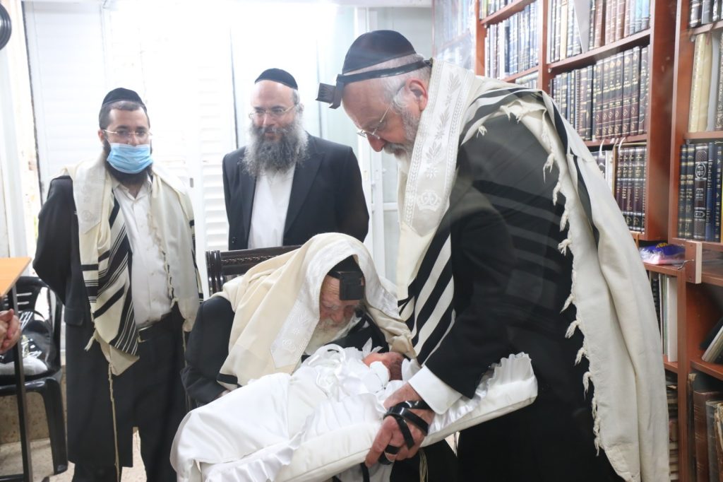 הבוקר: שר התורה הגר"ח קניבסקי חזר לשמש סנדק בבריתות • תיעוד הבוקר: שר התורה הגר"ח קניבסקי חזר לשמש סנדק בבריתות • תיעוד