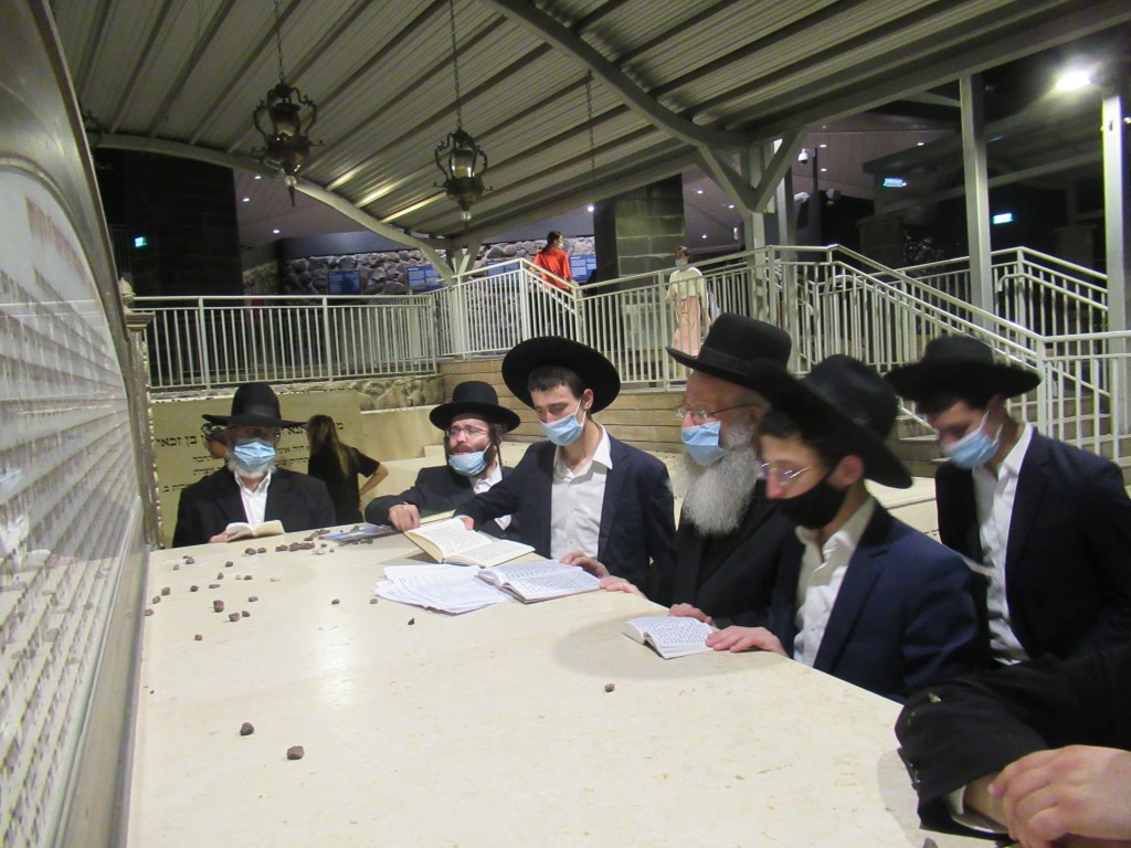 תיעוד: הגרי"א דינר והאדמו"ר מקוזמיר בקבר השל"ה