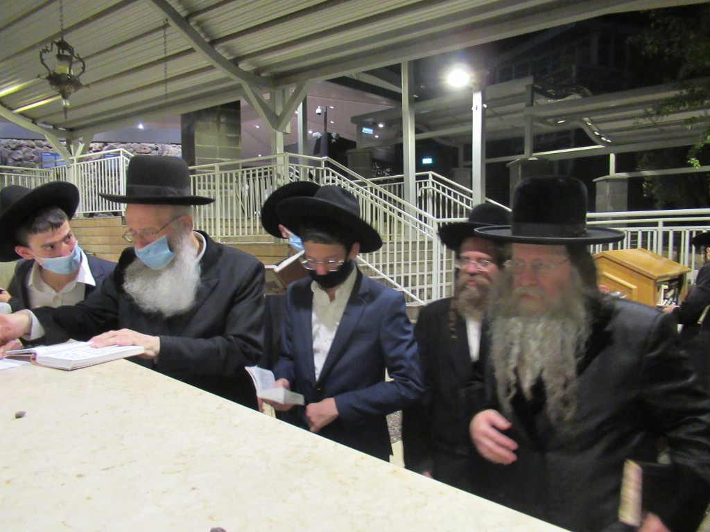 תיעוד: הגרי"א דינר והאדמו"ר מקוזמיר בקבר השל"ה