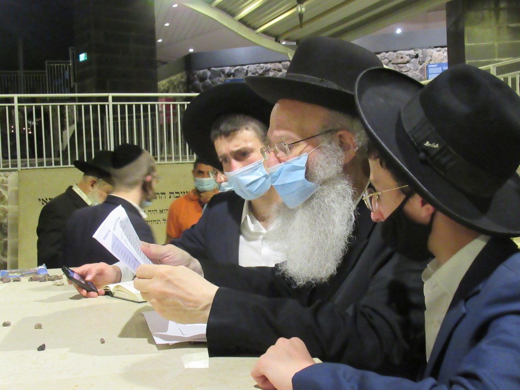 תיעוד: הגרי"א דינר והאדמו"ר מקוזמיר בקבר השל"ה