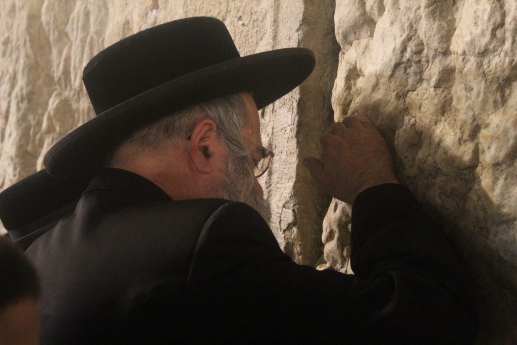 תיעוד: כ"ק האדמו"ר מלעלוב ירושלים מוצאי תשעה באב בכותל המערבי