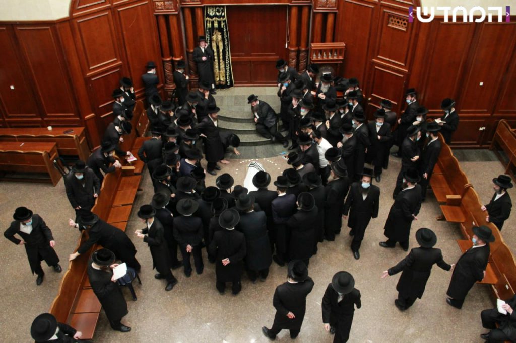 הוּסְרָה הַפָּרֹכֶת: מיטת הרבי מסאדיגורא זצ"ל הגיעה לבית המדרש • תיעוד