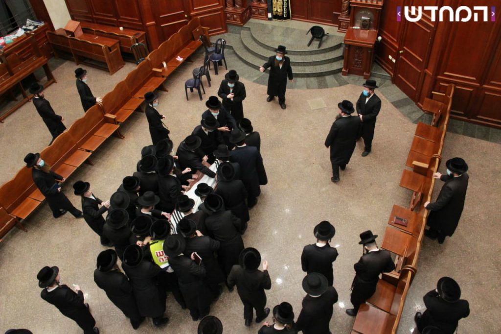 הוּסְרָה הַפָּרֹכֶת: מיטת הרבי מסאדיגורא זצ"ל הגיעה לבית המדרש • תיעוד