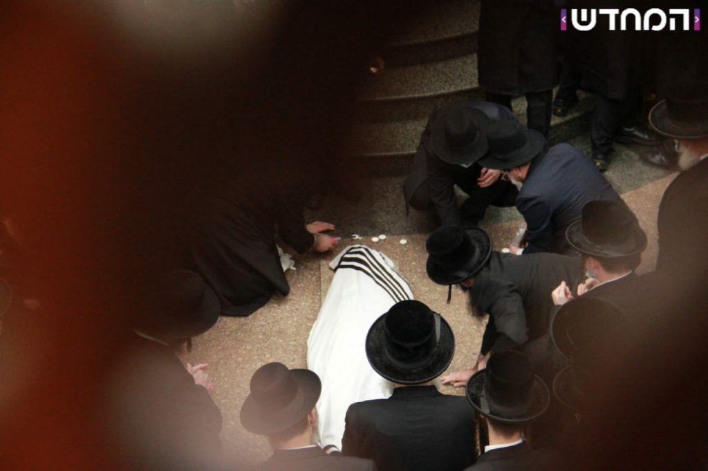 הוּסְרָה הַפָּרֹכֶת: מיטת הרבי מסאדיגורא זצ"ל הגיעה לבית המדרש • תיעוד