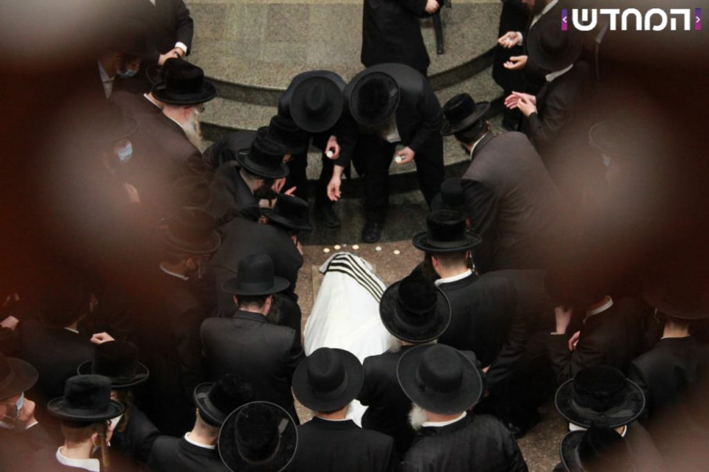 הוּסְרָה הַפָּרֹכֶת: מיטת הרבי מסאדיגורא זצ"ל הגיעה לבית המדרש • תיעוד